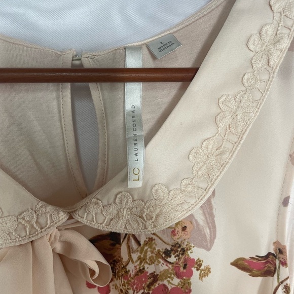 Lauren Conrad sleeveless blouse. Light peach base color w/ a Peter Pan collar. - Picture 3 of 3